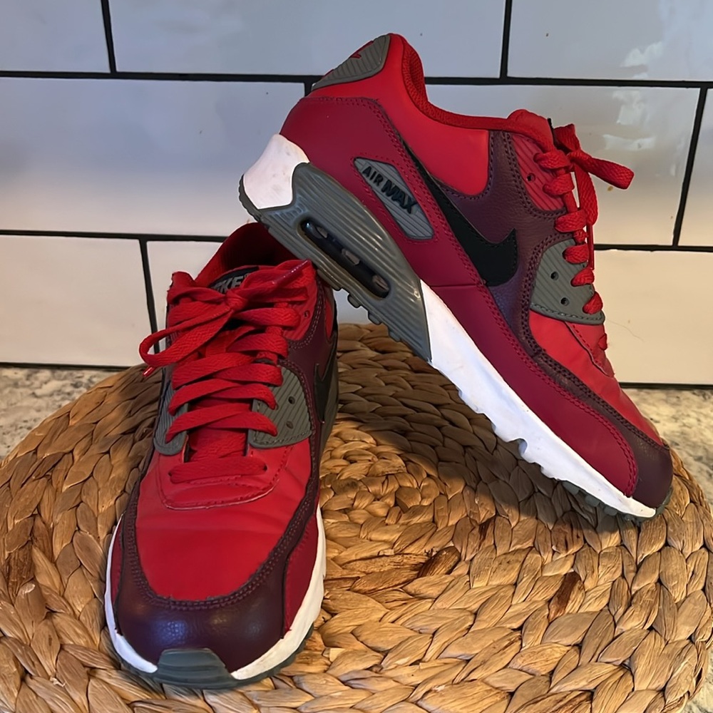 Nike Air Max 90 - Youth 7 - Women’s 8.5 VGUC 🖤